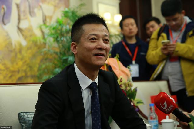 作为影视工业的革新性技术，AI换脸让去世的吴孟达先生在《流浪地球2》里重新回归，让成龙先生在电影《传说》中年轻了三十岁。