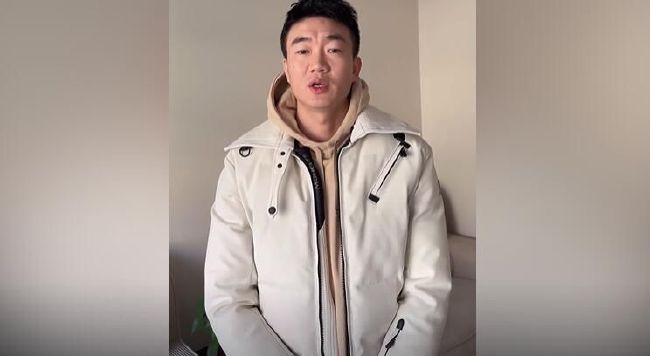 除此之外，电影通过流动的镜头和对莎莉·霍金斯细微表情的捕捉，聚焦于安妮从被忽视的不起眼的人物，成长为重新获得自信、逐渐成熟的女性的内在转变。